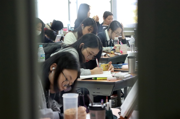 2017학년도 대학수학능력시험을 열흘 앞둔 지난 7일 서울 중구 이화여고에서 고3학생들이 수업을 듣고 있다.