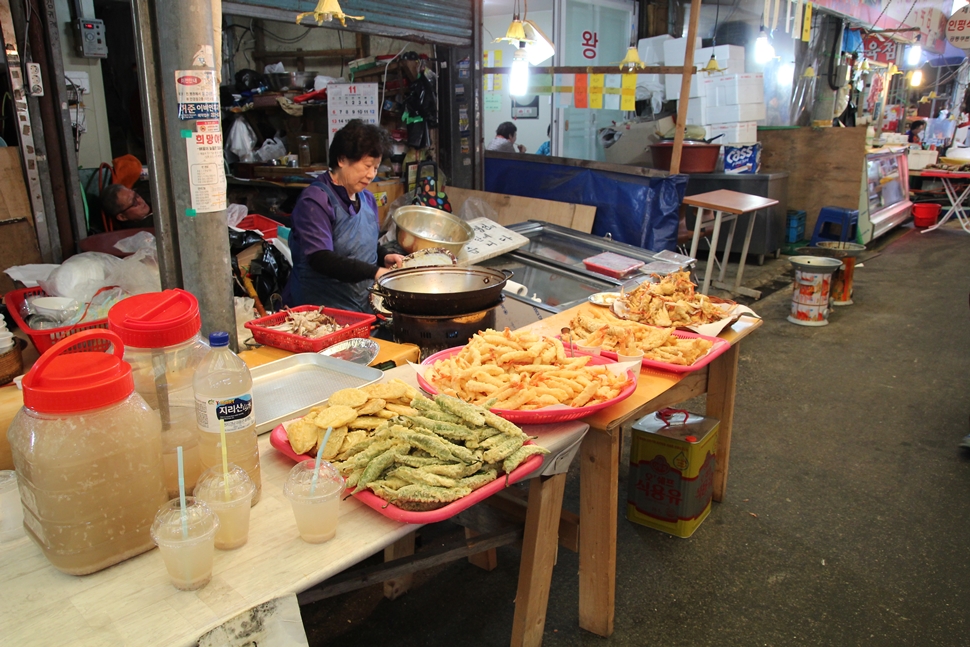 요즘 대인시장 길거리 음식으로 꽃게튀김이 인기 만점이다. 

