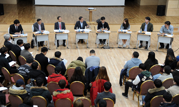 9일 오후 서울시립대에서 박원순 서울시장과 학생들의 소통간담회가 열렸다.