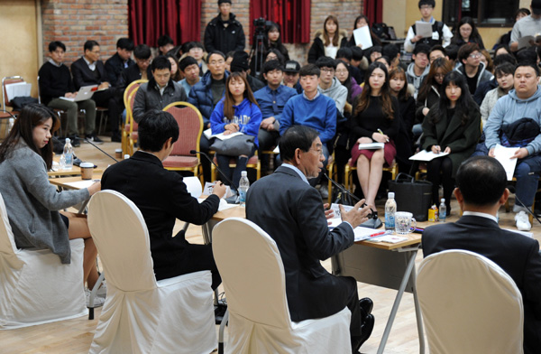 박원순 서울시장이 9일 오후 서울시립대에서 열린 소통간담회에서 학생들에게 '0원 등록금'의 취지를 설명하고 있다.