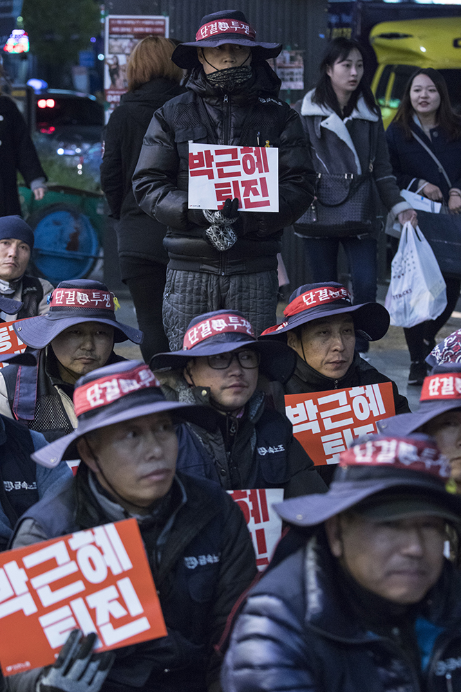  지난 7월 사측의 직장폐쇄에 맞서 농성에 들어간 갑을오토텍 노동자들이 9일 천안시민 시국대회에 참여했다. 