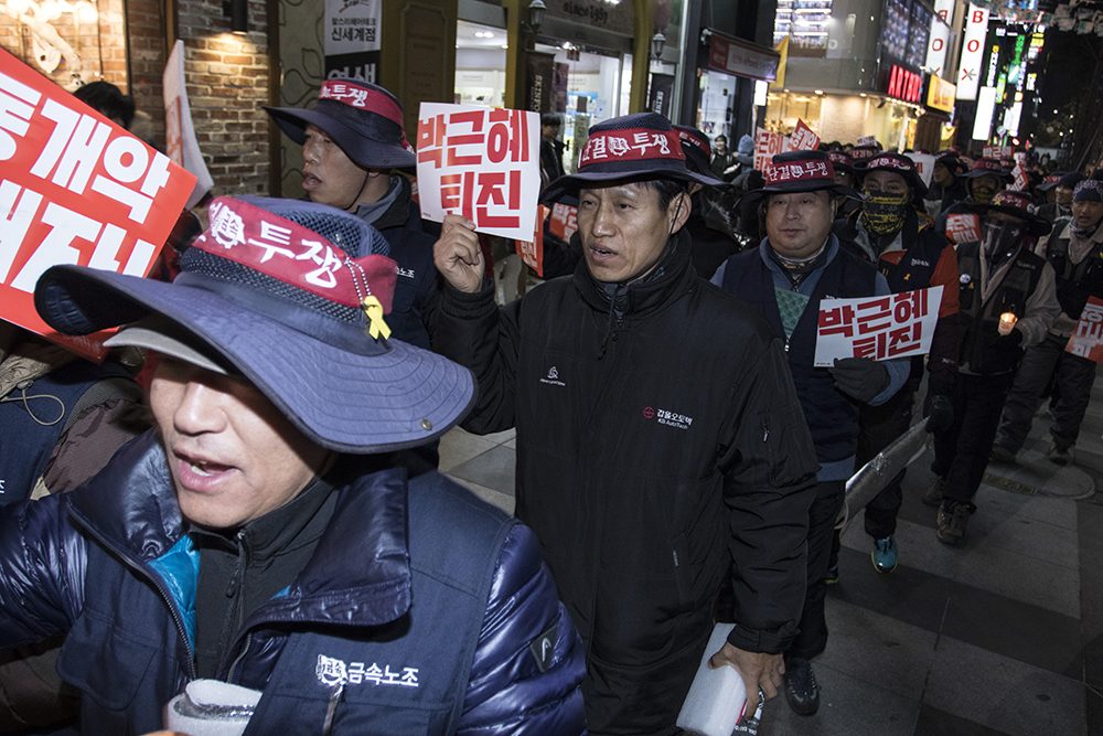  9일 충남 천안에서 시국대회가 열린 가운데 대회를 마친 참가자들은 종합터미널 일대를 행진하며 ‘박근혜 퇴진’을 외쳤다