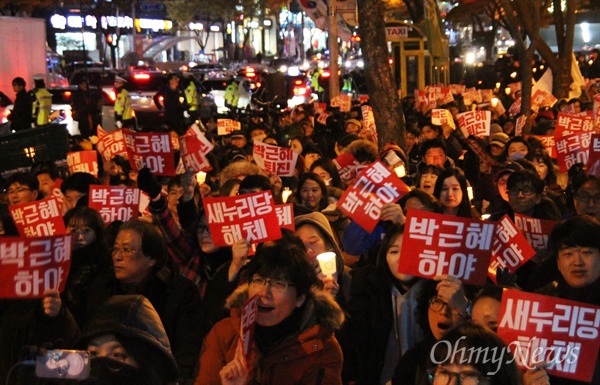 9일 밤 대전 서구 갤러리아타임월드 백화점 앞에서 열린 8번째 '하야하라 박근혜 대전시민 촛불행동'에 2000여명의 시민들이 참여해 '박근혜 하야', '새누리당 해체'를 외쳤다.