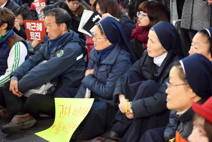 오늘도 길 위에서 박근혜 퇴진을 외치는 수녀님들