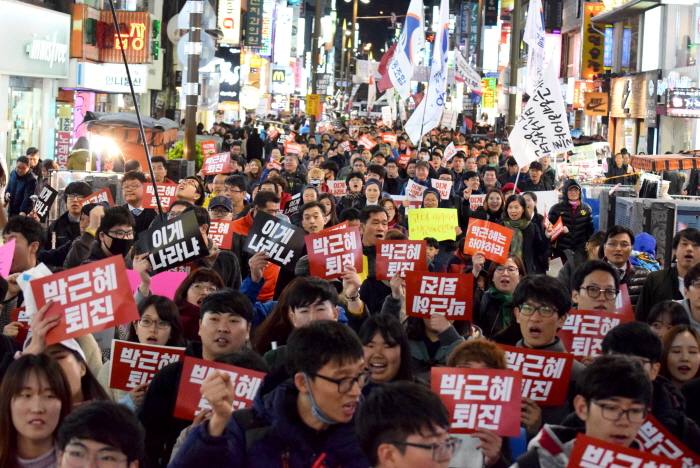 쥬디스태화에서 시작해 NC백화점을 거쳐 다시 쥬디스태화로 모인 참가자들이 '박근혜 퇴진'를 외치며 환호하고 있다.
