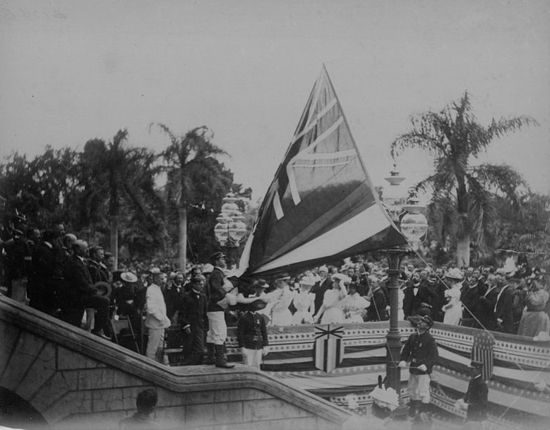 하와이왕국 국기 하강식. 1898년에 미국에 강점됐다는 상징적 표시로 거행된 의식이다. 