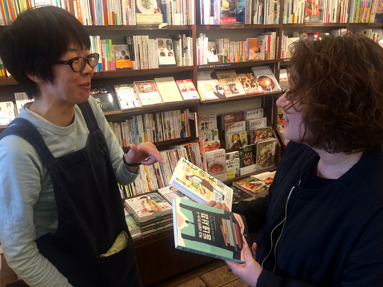 한국에도 소개되었어요 북스큐브릭의 서점원이 진열된 책의 한국어판 책을 보며 신기해하고 있다. 