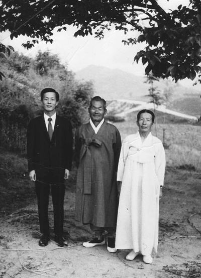 외삼촌 내외분과 외가 감나무 아래서(1971. 7.)