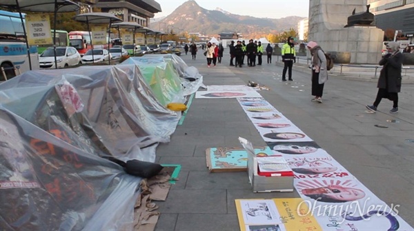 10일 광화문 이순신 동상 아래 '박근혜 퇴진'을 외치는 사람들이 있다. 그들의 모습을 담아봤다.