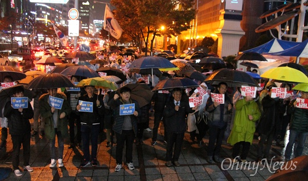 10일 저녁 대전 서구 갤러리아타임월드 앞에서 열린 '하야하라 박근혜 대전시민촛불행동' 아홉번째 촛불집회에 비가 내리는 가운데에도 500여명의 시민들이 참여해 '박근혜 하야'와 '새누리당 해체'를 외치며 거리행진을 벌였다.
