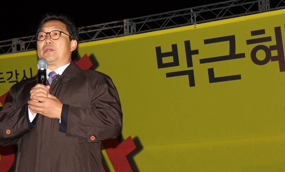 김홍장 당진시장이 자유발언대에 올라 "촛불을 들라"고  호소하고 있다.