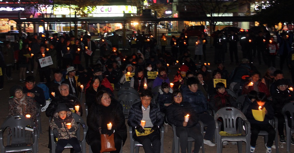  10일 오후 7시. 당진터미널 앞 광장에서 열린 2차 촛불집회에는 500여 개의 촛불이 켜졌다.