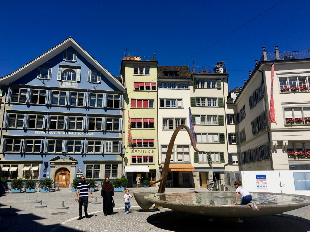  깨끗한 거리와 삼각형 지붕들이 내가 스위스에 왔다는 사실을 알려 주었다.
