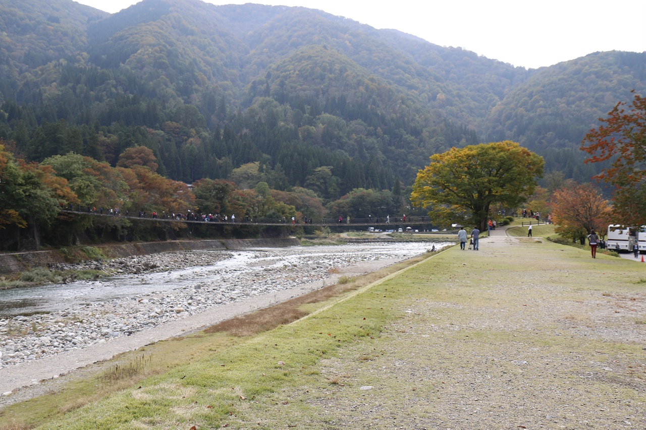 시라카와코 합장마을 앞을  흐르는 시내