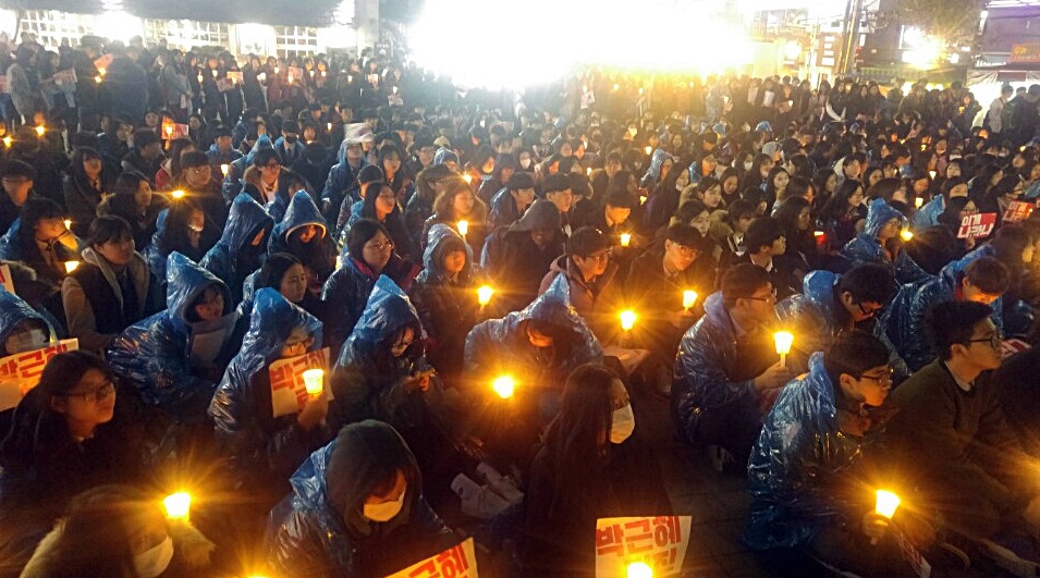 10일 천안 신부동 공원에서 열린 촛불집회에 600명의 고교생들이 모여 촛불을 들고 있다.
