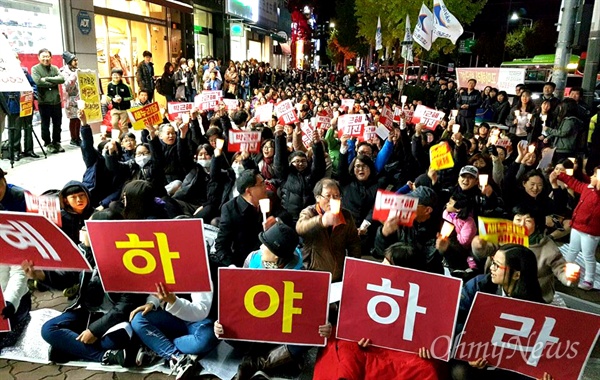  박근혜 대통령 퇴진 촛불집회가 10일 저녁 창원 마산회원구 내서읍 삼계사거리에서 열렸다.