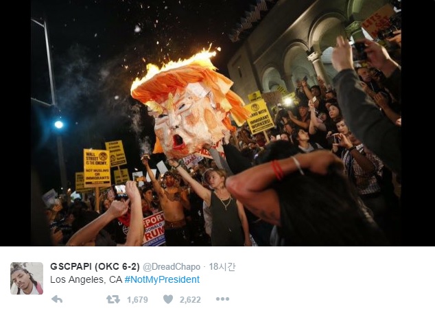 도널드 트럼프 반대 시위대가 트럼프 인형을 불태우는 상황을 전하는 소셜미디어 갈무리.