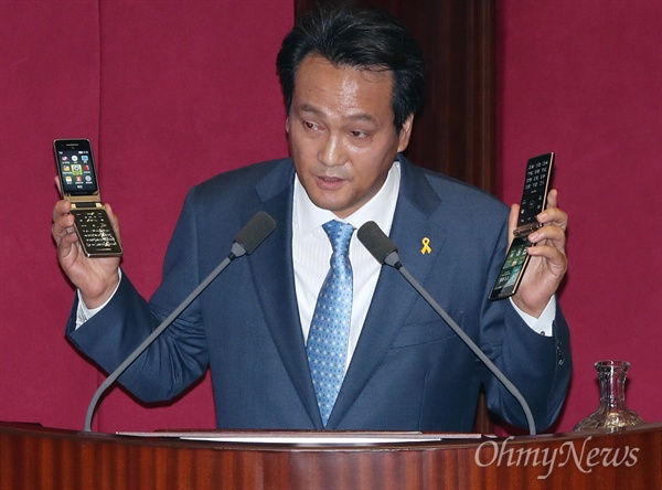 안민석, 박 대통령 대포폰 사용 의혹 제기 안민석 더불어민주당 의원이 11일 국회 긴급현안질문에서 최순실 씨의 조카 장시호 씨가 대포폰을 개설해 박근혜 대통령에게 이를 전달했다는 의혹을 제기하고 있다. 
