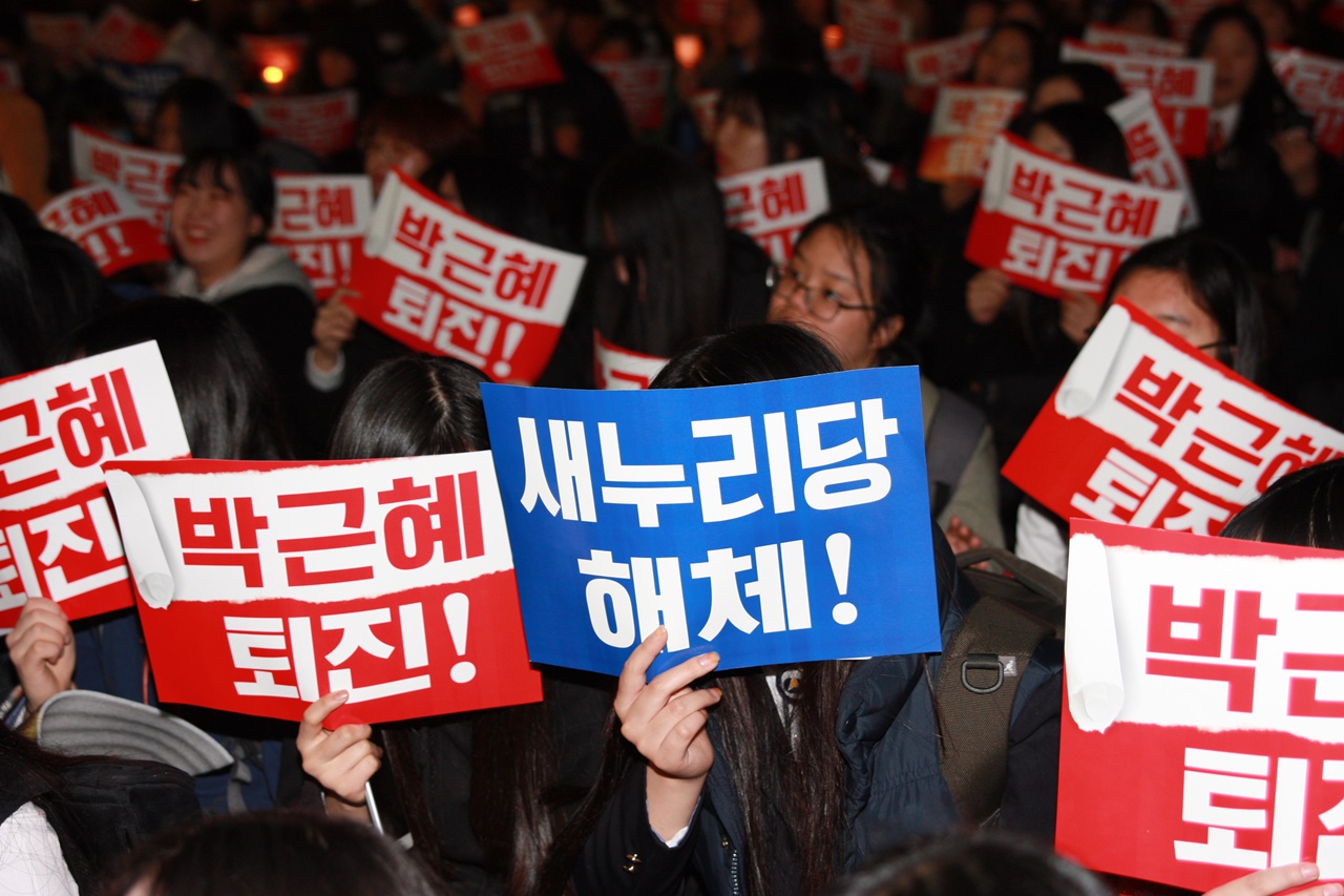 10일 밤 2차 여수시민시국대회에서 참가자들이 박근혜 퇴진과 새누리당 해체를 외치고 있다.