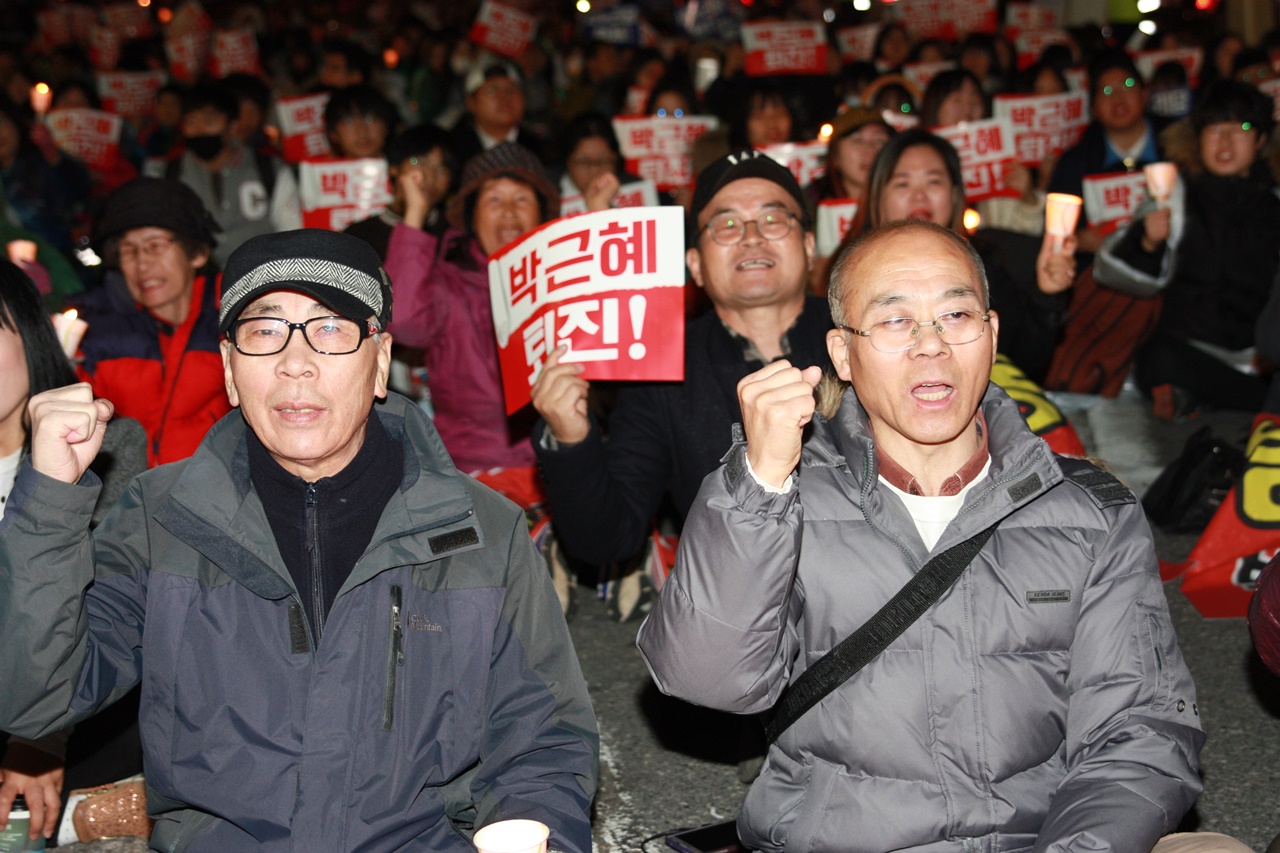 정한수 공동의장(우)을 비롯 2000여명의 2차 여수시민시국대회 참가자 들이 박근혜 퇴진을 외치고 있다.