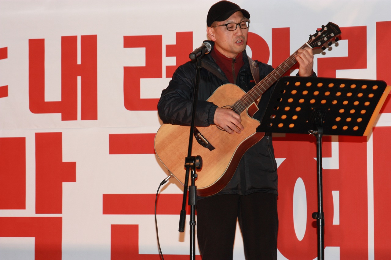 트위트, 유트브에서 잘 알려진 세월호 아이들을 위해 곡을 만들고 노래하는 김한주 가수가 <상록수>와 <일어나>를 열창하고 있다.