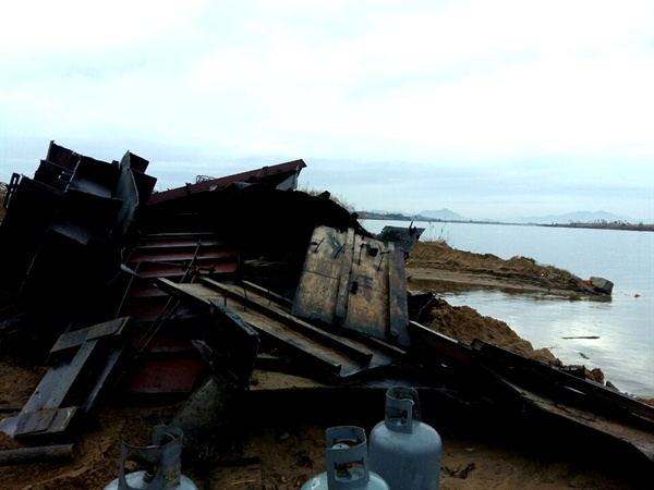 김해 한림면 시산리 낙동강변에서 폐준설선 해체 작업하다 기름이 유출되었다.