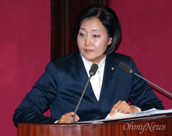 박영선 더불어민주당 의원이 11일 국회 본회의장에서 '최순실 게이트'의 진상을 규명하기 위한 긴급현안질문을 하고 있다. 