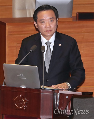 김현웅 법무부 장관이 11일 국회 본회의장에서 열린 '최순실 게이트'의 진상규명을 위한 긴급현안질문에 출석해 의원들의 질의에 답변하고 있다. 