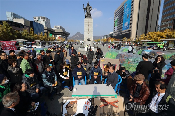  문재인 전 대표가 '박근혜 퇴진' 캠핑촌 주민인 문화예술인들과 둘러 앉아 이야기를 나누고 있다.