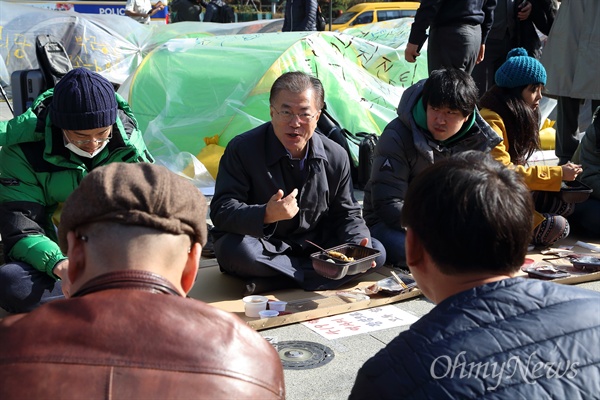 [오마이포토] 문재인, '박근혜 퇴진' 캠핑촌 주민들과 도시락 식사  