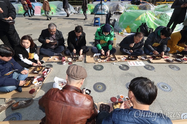 문재인, '박근혜 퇴진' 캠핑촌 주민들과 도시락 식사  