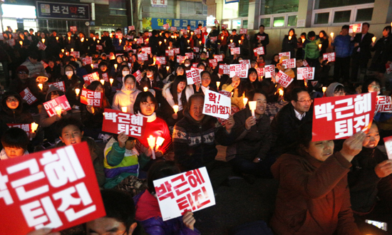성난 민심이 들끓고 있다. 9일 옥천에서도 박근혜 대통령의 하야를 요구하는 촛불집회가 열렸다. 주최측이 준비한 300개의 양초가 모자랄 정도로 많은 주민들이 함께하며 박근혜 정권의 실정을 규탄했다. 사진은 촛불집회 중 참가자들이 '박근혜 퇴진'을 외치는 모습.