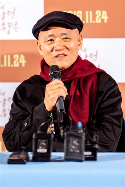  11일 오후 서울 왕십리CGV에서 열린 영화 <나의 살던 고향은>의 언론 시사. 도올 김용옥이 기자들 질문에 답하고 있다.
