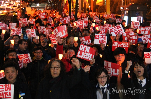  11일 저녁 대전 서구 갤러리아타임월드 백화점 앞에서 열린 '하야하라 박근혜 대전시민촛불행동'에 500여명의 시민들이 참여해 '박근혜 하야', '새누리당 해체'를 외쳤다. 사진은 거리행진을 마친 후 정리집회를 하는 장면.