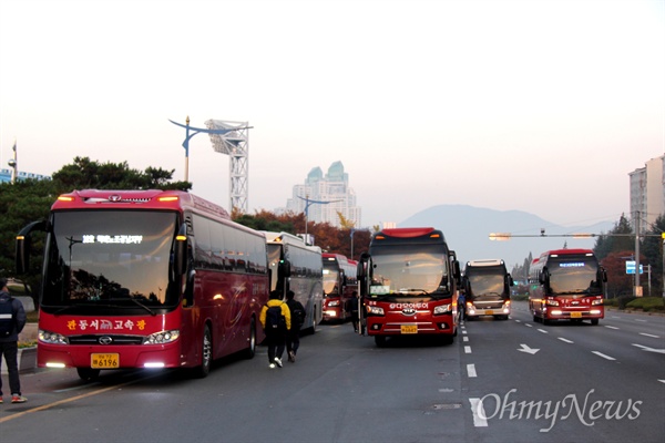 12일 오후 서울에서 열리는 민중총궐기대회에 참석하는 사람들을 태운 버스가 이날 오전 창원 만남의광장 앞에서 출발하고 있다.