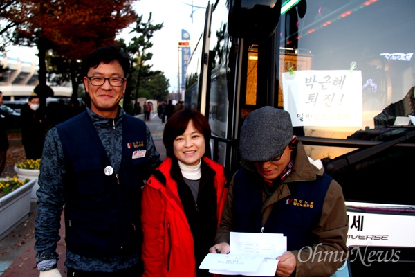 12일 오후 서울에서 열리는 민중총궐기대회에 참석하는 사람들을 태운 버스가 이날 오전 창원 만남의광장 앞에서 출발하고 있다.