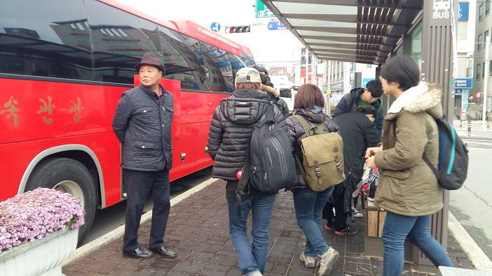 홍성주민들이 광화문 민중궐기 대회로 향하는 버스에 탑승하고 있다. 