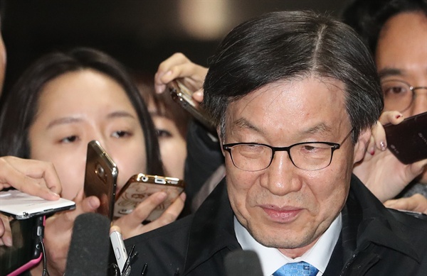 2016년 11월 11일 당시 권오준 포스코 회장이 서울중앙지검에 출석해 조사실로 향하고 있다.