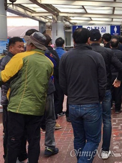서울 광화문광장 일대에서 민중총궐기가 열리는 12일 오전, 전국 각지에서 시민들이 모이고 있다. 사진은 충남 공주 이인휴게소의 남자화장실 앞에 길게 줄을 서 있는 사람들의 모습이다.