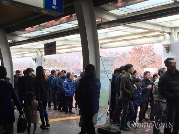 서울 광화문광장 일대에서 민중총궐기가 열리는 12일 오전, 전국 각지에서 시민들이 모이고 있다. 사진은 충남 공주 이인휴게소의 남자화장실 앞에 길게 줄을 서 있는 사람들의 모습이다.