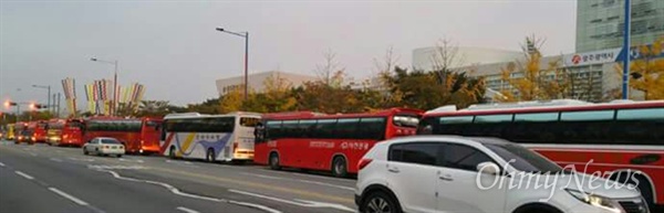 서울 광화문광장 일대에서 민중총궐기가 열리는 12일 오전, 전국 각지에서 시민들이 모이고 있다. 사진은 광주에서 출발하는 버스들이 길게 늘어져 있는 모습이다.