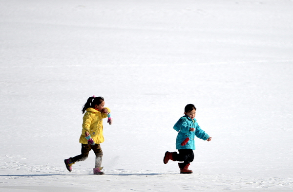 2014년 2월, 압록강을 달리는 소녀