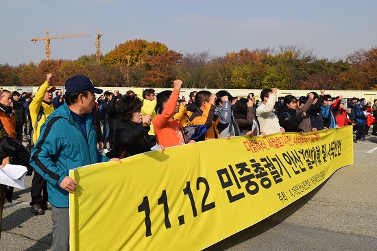 12일 오전 ‘2016 민중총궐기’를 앞두고 세월호 정부합동분향소 앞에서 열린 안산 결의대회에서 시민들이 ‘박근혜 퇴진’을 외치며 구호를 외치고 있다. 