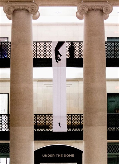 MIT 메인 출입구이자 최초 건물인 로저스(Rogers) 건물 로비에 박근혜-최순실 게이트를 풍자한 대형 포스터가 설치됐다.