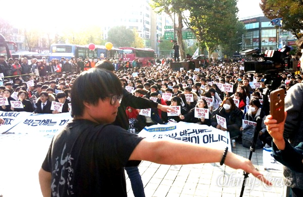 12일 서울에서 열리는 민중총궐기대회를 앞두고,사전행사의 하나로 열린 대학생청소년 집회에서 산청 간디고등학교 학생들이 몸짓 공연하고 있다.