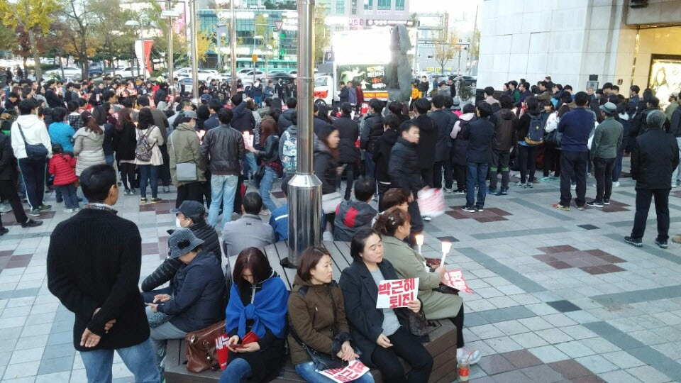  울산시민 촛불집회가 열린 12일 저녁 5시 20분쯤 남구 삼산동 롯데백화점 앞에는 거리를 지나던 시민들이 하나 둘 모여들었다.