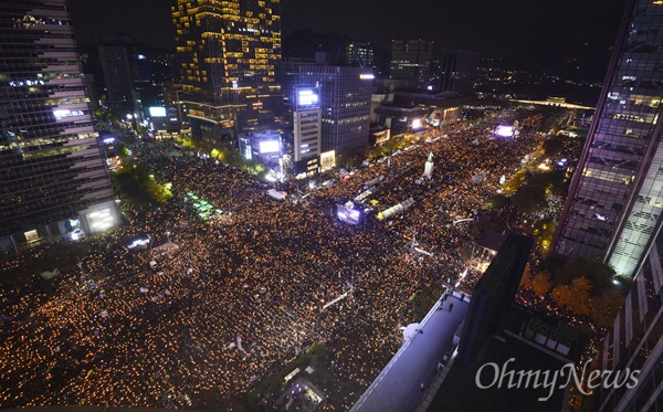 광화문 일대 뒤덮은 성난 민심 박근혜 대통령 퇴진을 요구하는 민중총궐기 대회가 열린 12일  대회에 참가한 시민들이 서울 광화문광장을 가득 채우고 있다.