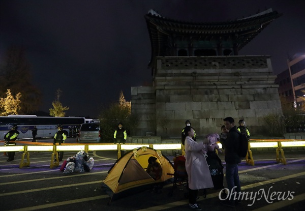 박근혜 퇴진 민중총궐기대회가 열린 12일 오후 청와대와 가까운 동십자가에 설치된 폴리스라인앞에 집회 참가자를 위한 수유실 텐트가 마련되어 어린아이와 함께 참석한 어머니들이 이용하고 있다.