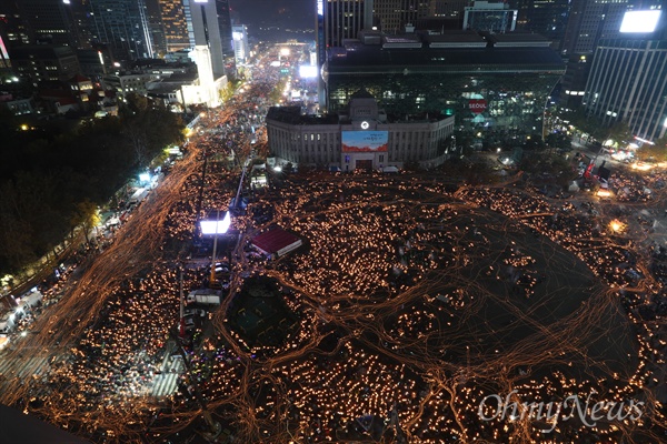 2016년 11월 12일 오후 서울시청 앞 서울광장에서 열린 2016 민중총궐기 대회에 참여한 시민들이 박근혜 대통령의 퇴진을 촉구하는 촛불을 들고 광화문, 청와대 방향으로 거리 행진을 하고 있다. 