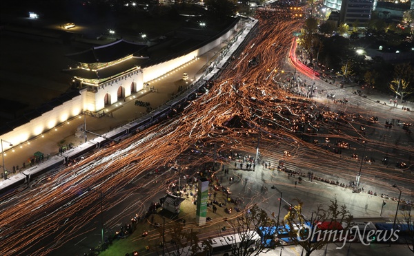 2016년 민중총궐기 대규모 집회가 열린 12일 오후 서울 광화문 앞에서 시민들이 대통령 퇴진을 촉구하며 청운동 방향으로 행진하고 있다. 

